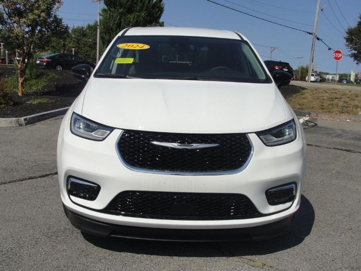 White Chrysler Pacifica image number 1