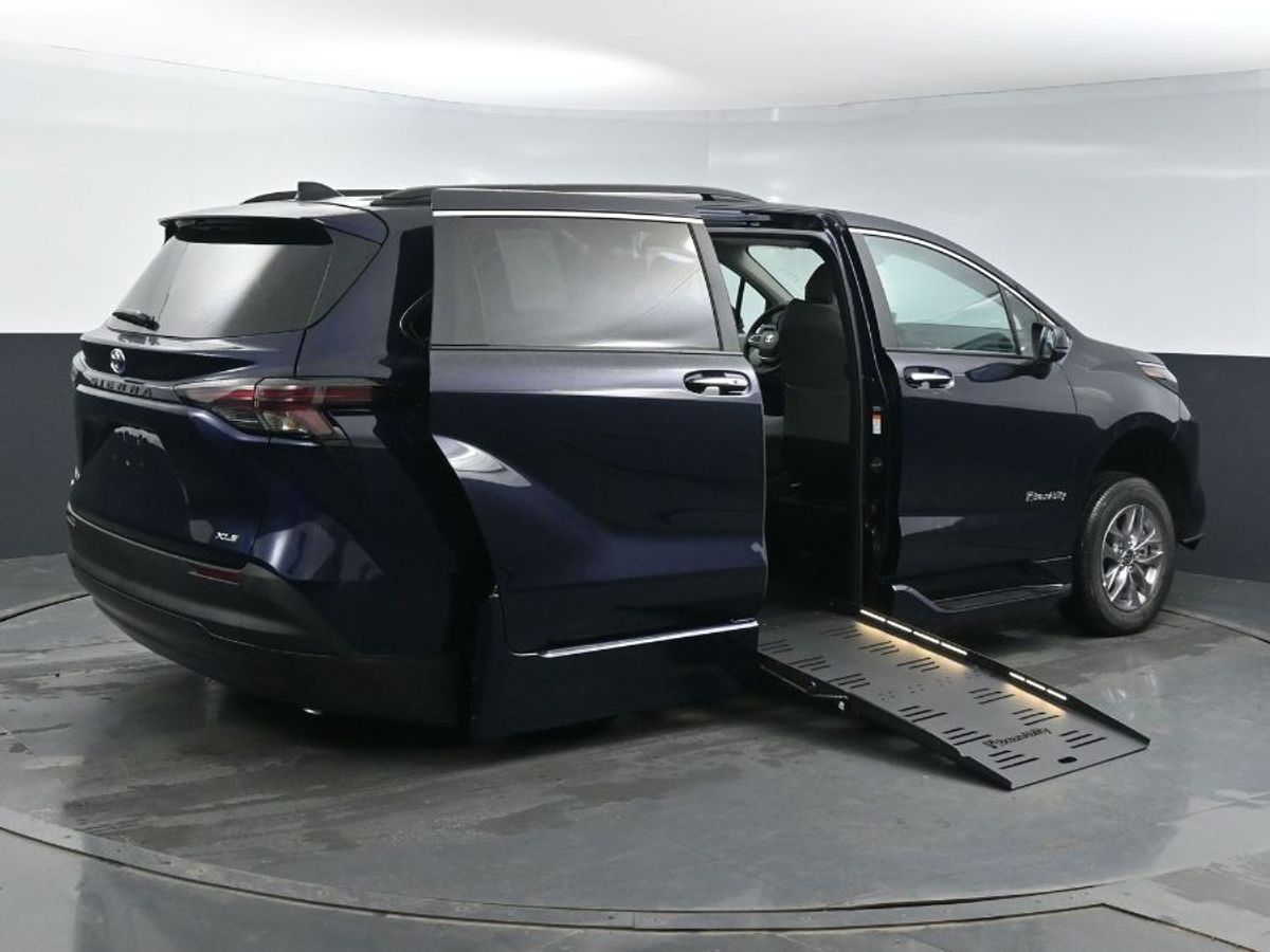 2025 TOYOTA SIENNA - Image 24