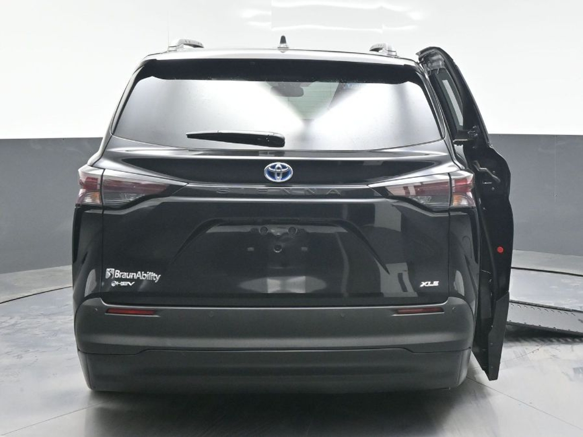 Black Toyota Sienna image number 5