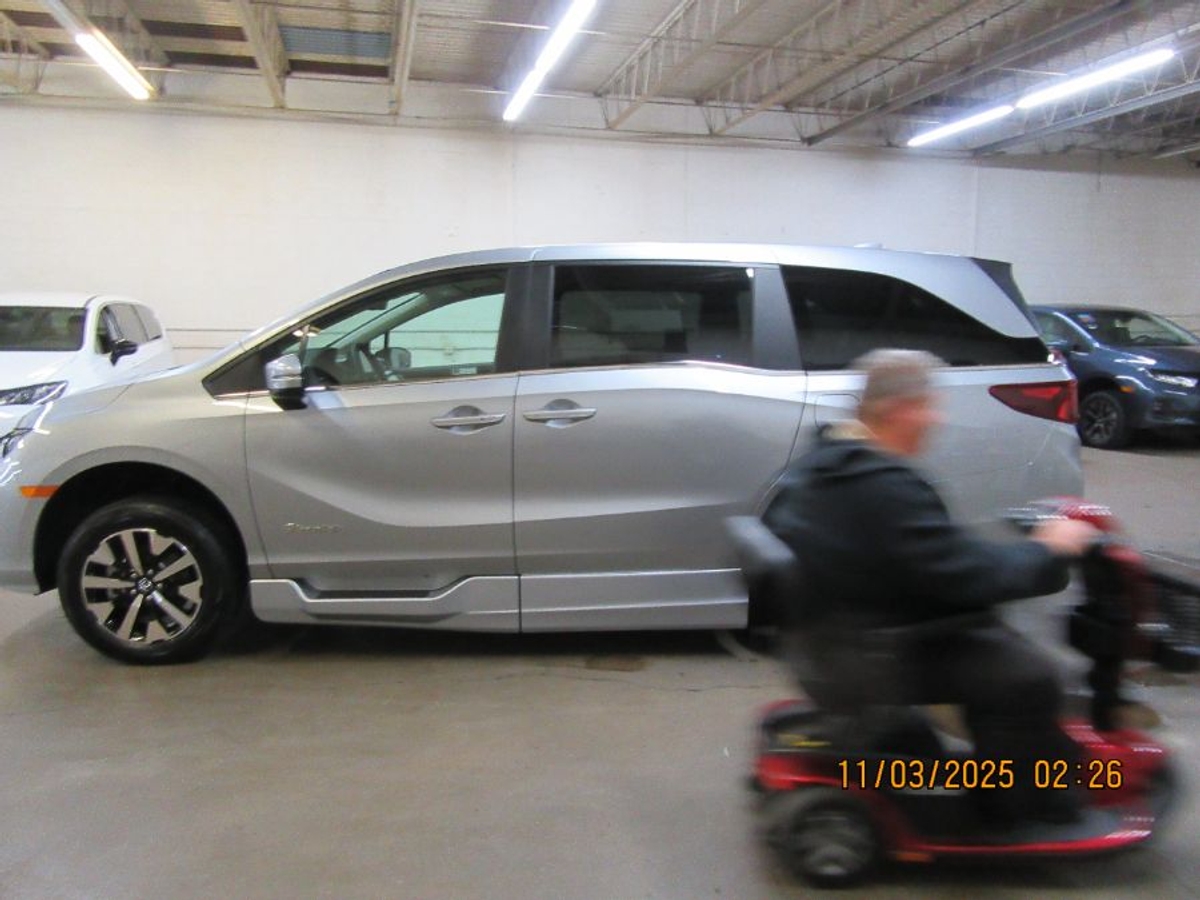 Silver Honda Odyssey image number 11