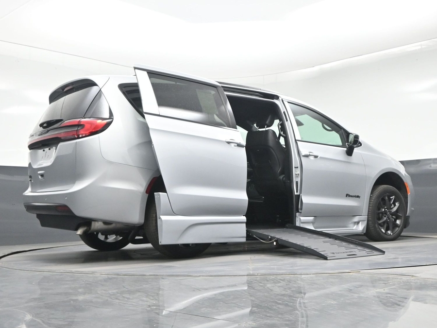 Silver Chrysler Pacifica image number 19