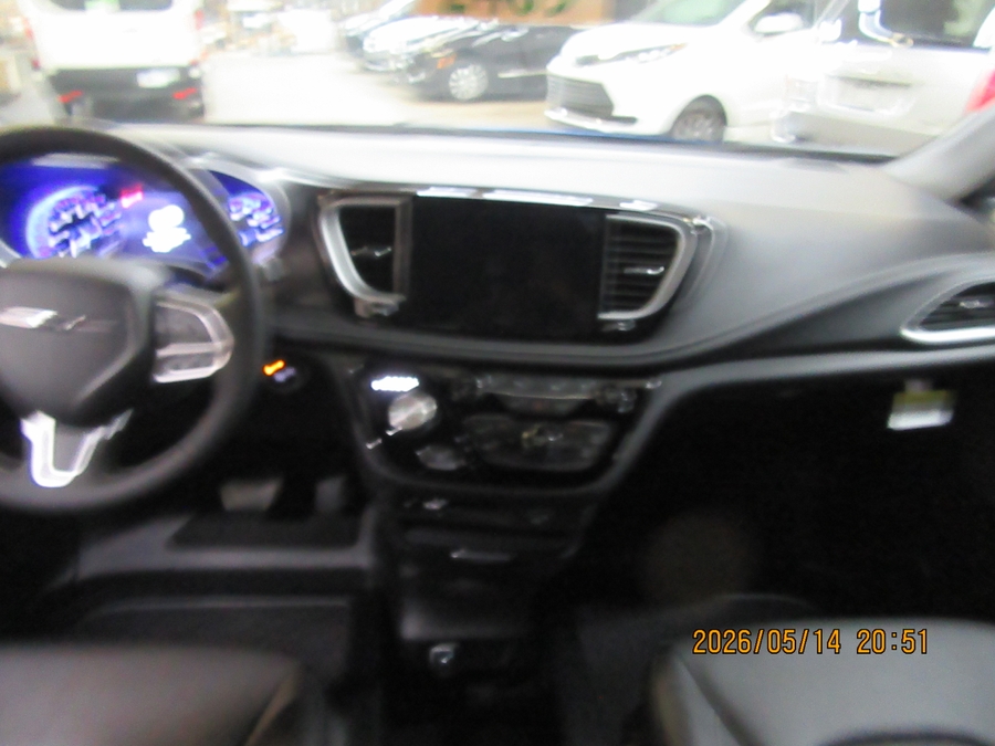Blue Chrysler Pacifica image number 25
