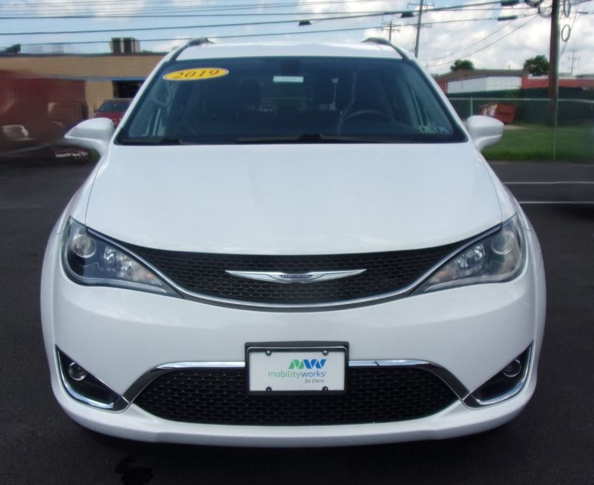 White Chrysler Pacifica image number 1
