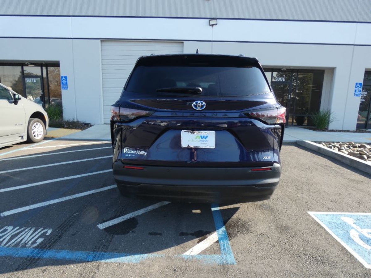 2025 TOYOTA SIENNA - Image 11