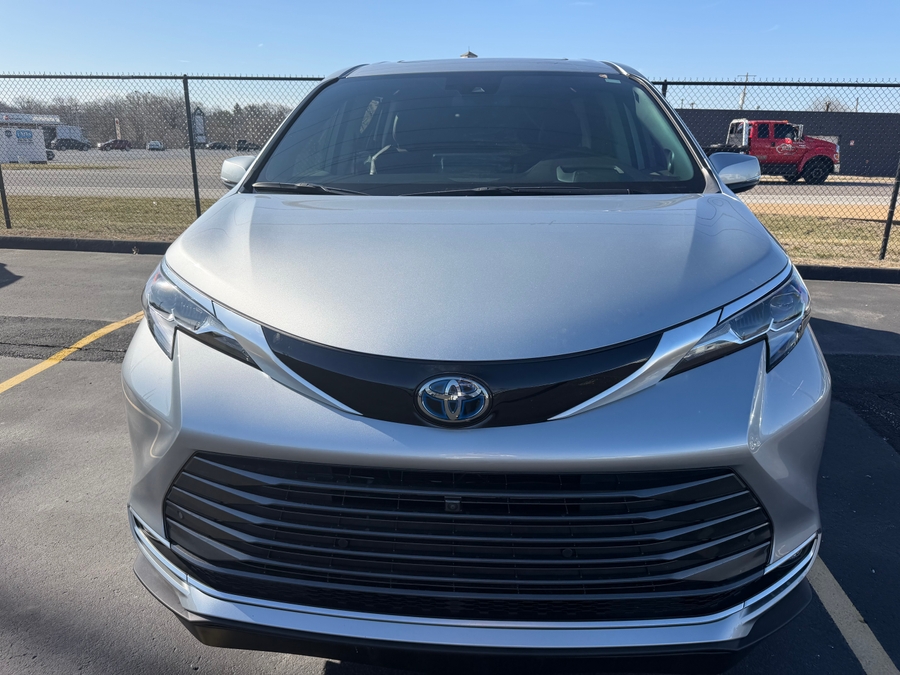 Used 2023 Toyota Sienna Hybrid Platinum - BraunAbility Side Entry Entry Fold Out Automatic Ramp