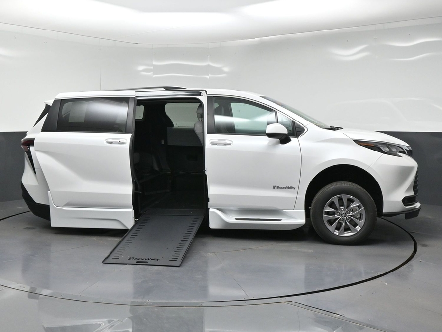 White Toyota Sienna image number 7