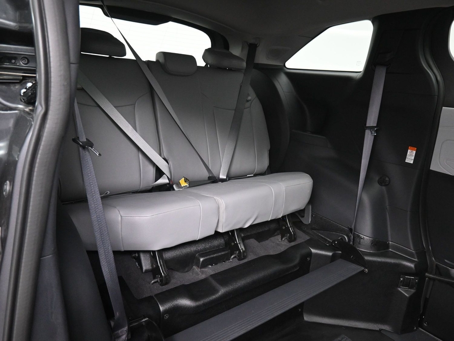 Grey Toyota Sienna image number 9