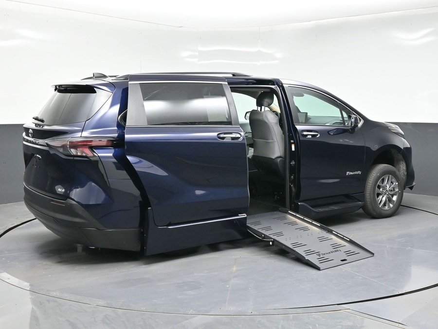 New 2026 Toyota Sienna Hybrid XLE Base - BraunAbility Side Entry Entry Fold Out Automatic Ramp