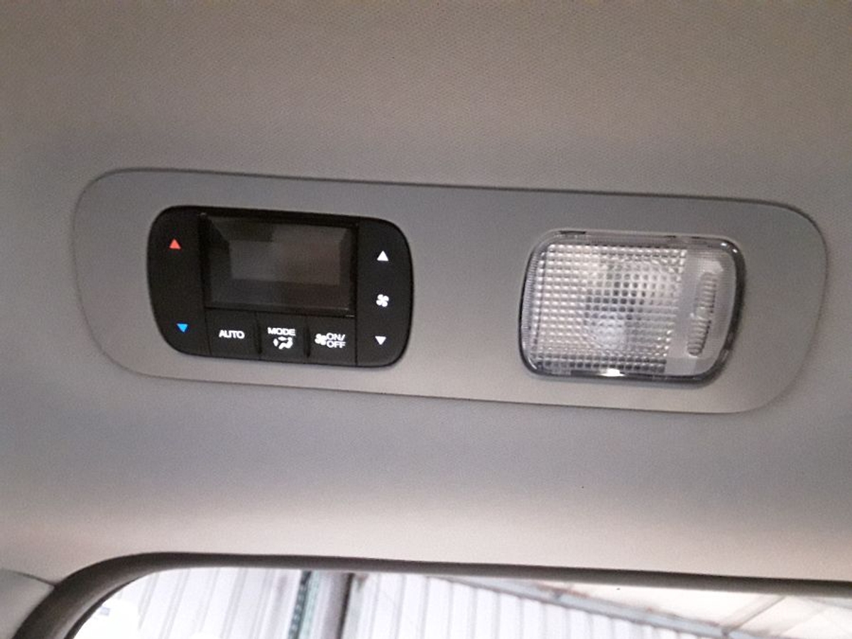 Grey Honda Odyssey image number 29