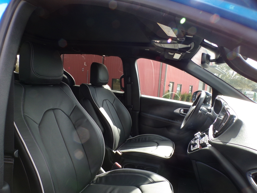 Blue Chrysler Pacifica image number 13