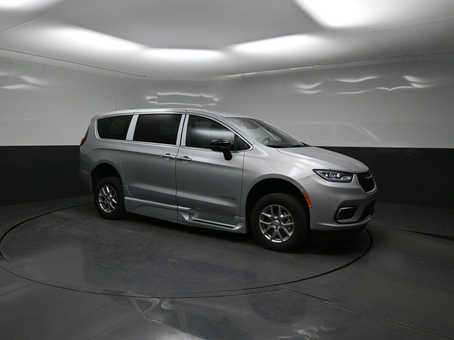 Silver Chrysler Pacifica image number 9