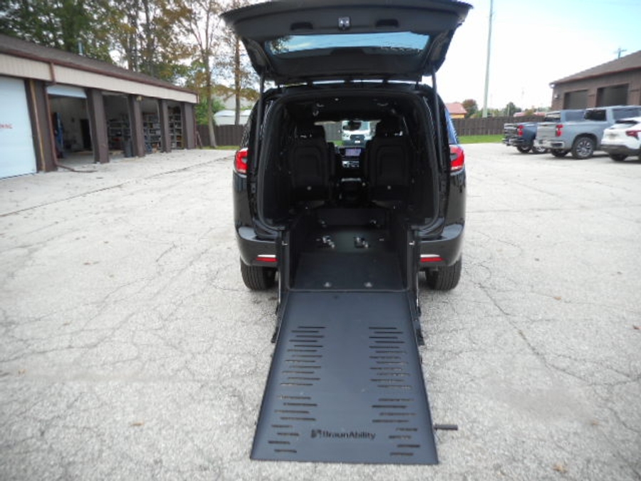 Black Chrysler Pacifica image number 18