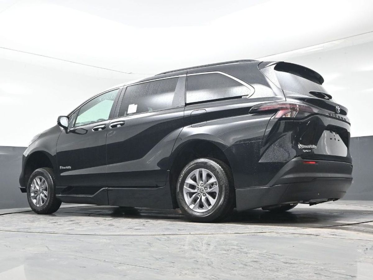 Black Toyota Sienna image number 23