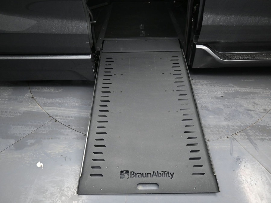 New 2025 Toyota Sienna Hybrid XSE Sport - BraunAbility Side Entry Entry In Floor Automatic Ramp