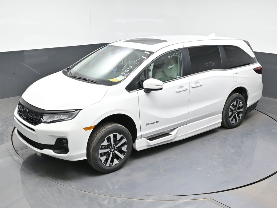 White Honda Odyssey image number 23
