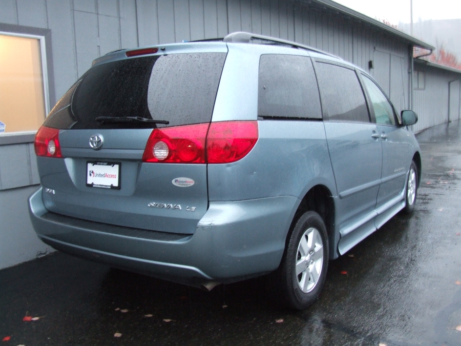 Used 2008 Toyota Sienna LE - BraunAbility Side Entry Entry Fold Out Automatic Ramp