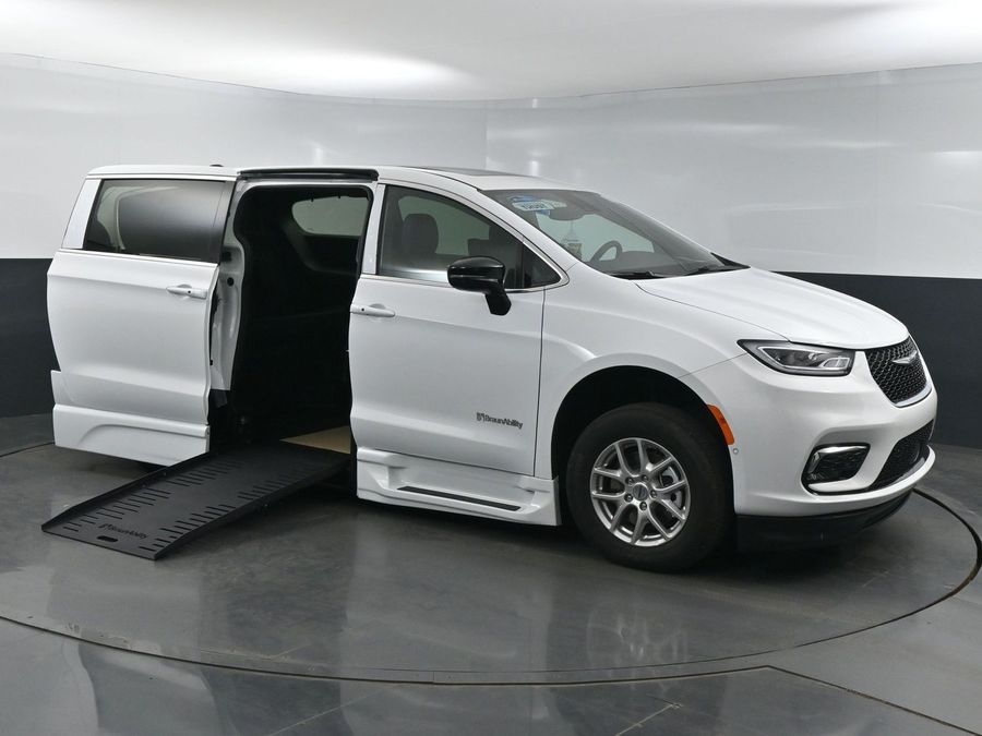 New 2025 Chrysler Pacifica Select Plus - BraunAbility Side Entry Entry Fold Out Automatic Ramp