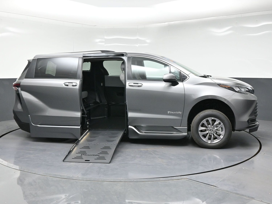 New 2026 Toyota Sienna Hybrid XLE Base - BraunAbility Side Entry Fold Out Automatic Ramp