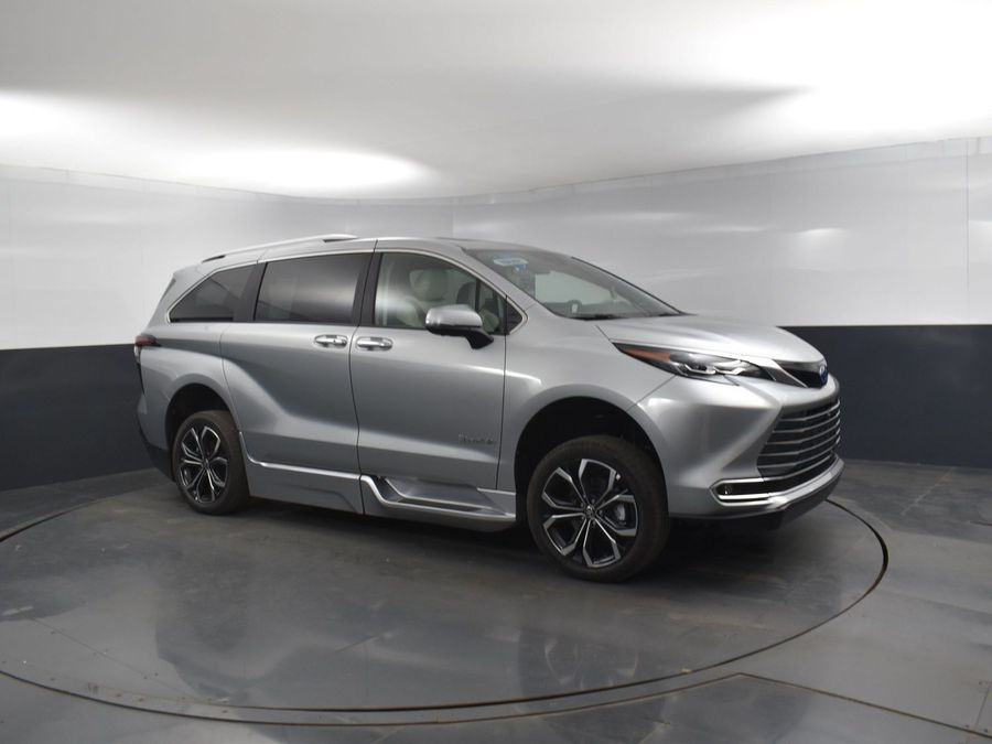 New 2025 Toyota Sienna Hybrid Platinum - BraunAbility Side Entry Entry Fold Out Automatic Ramp