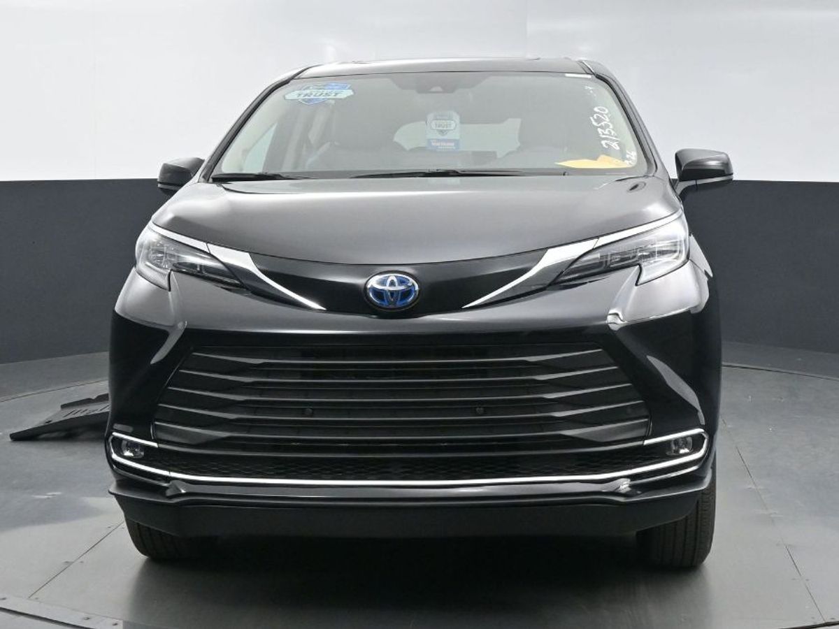 Black Toyota Sienna image number 18
