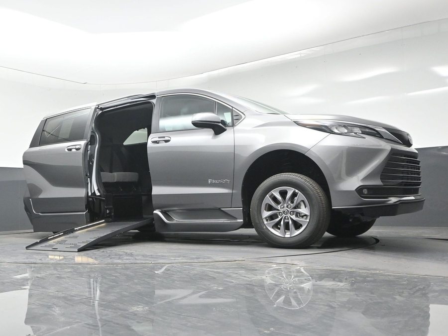2026 Toyota Sienna XLE - Photo 13