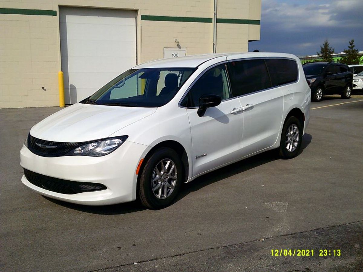 White Chrysler Voyager image number 2