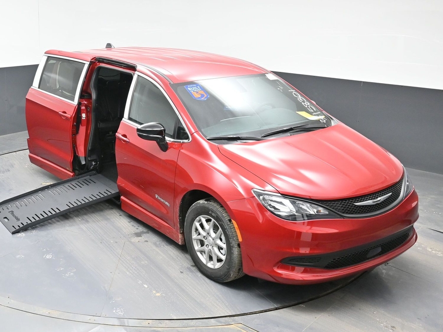 Red Chrysler Voyager image number 22