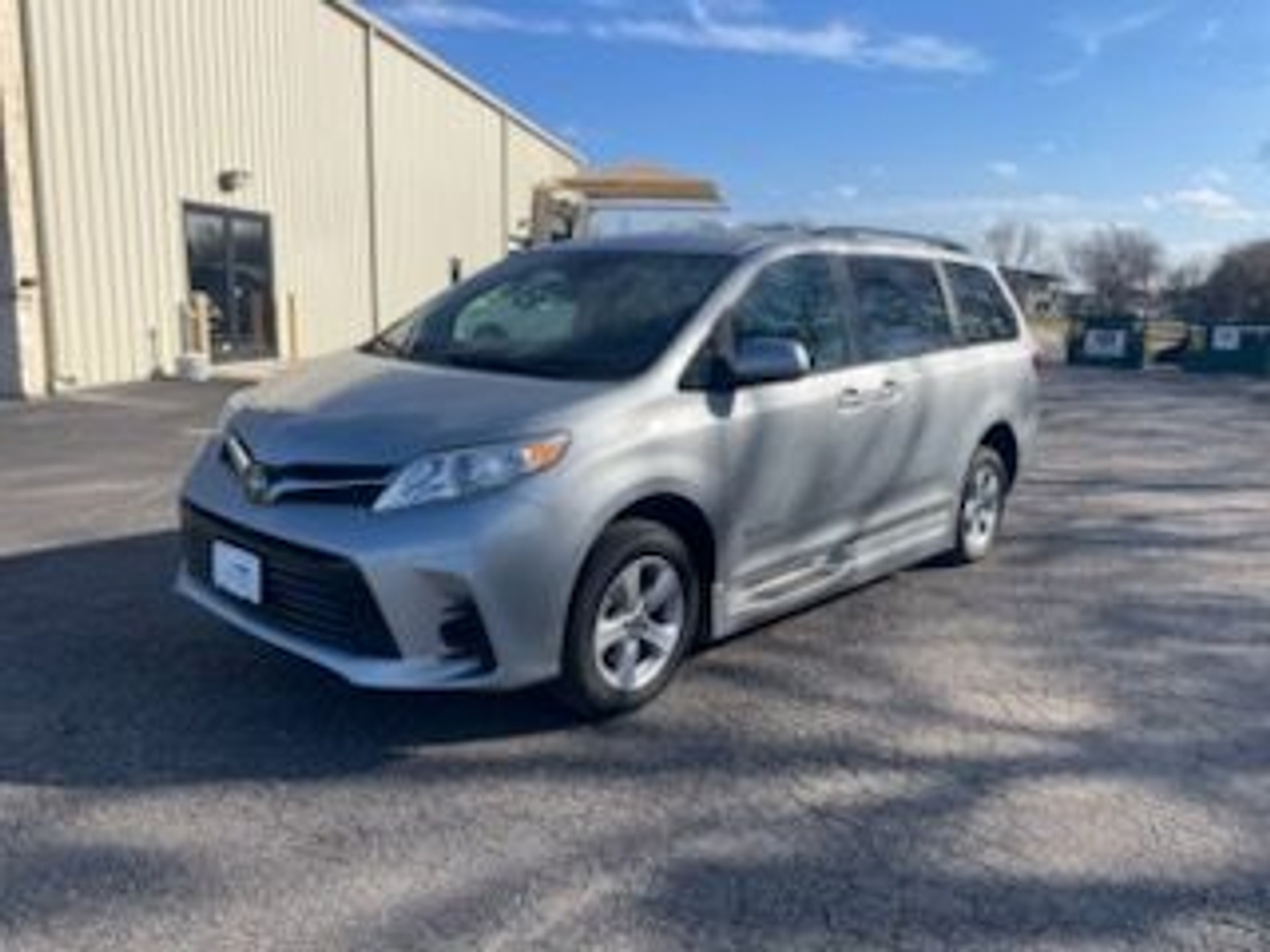 2020 Toyota Sienna LE's photo