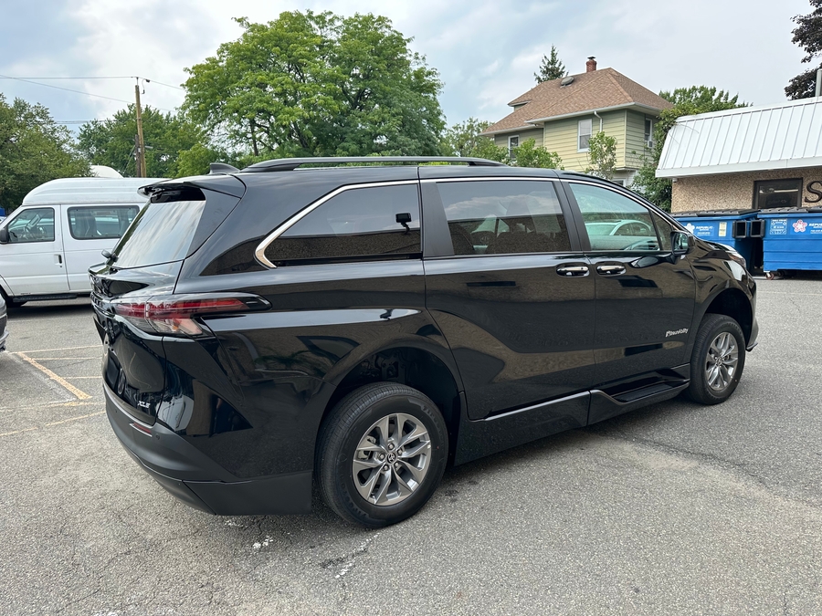 Black Toyota Sienna image number 7