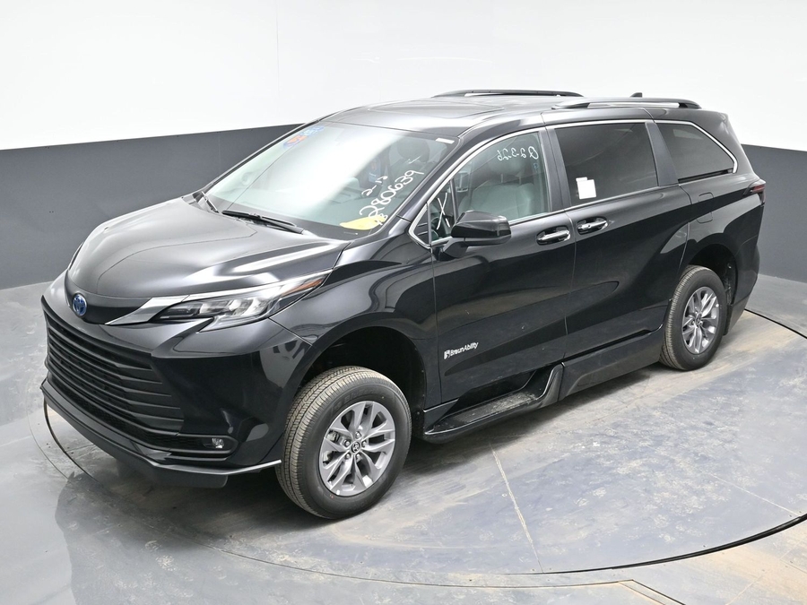 Black Toyota Sienna image number 22