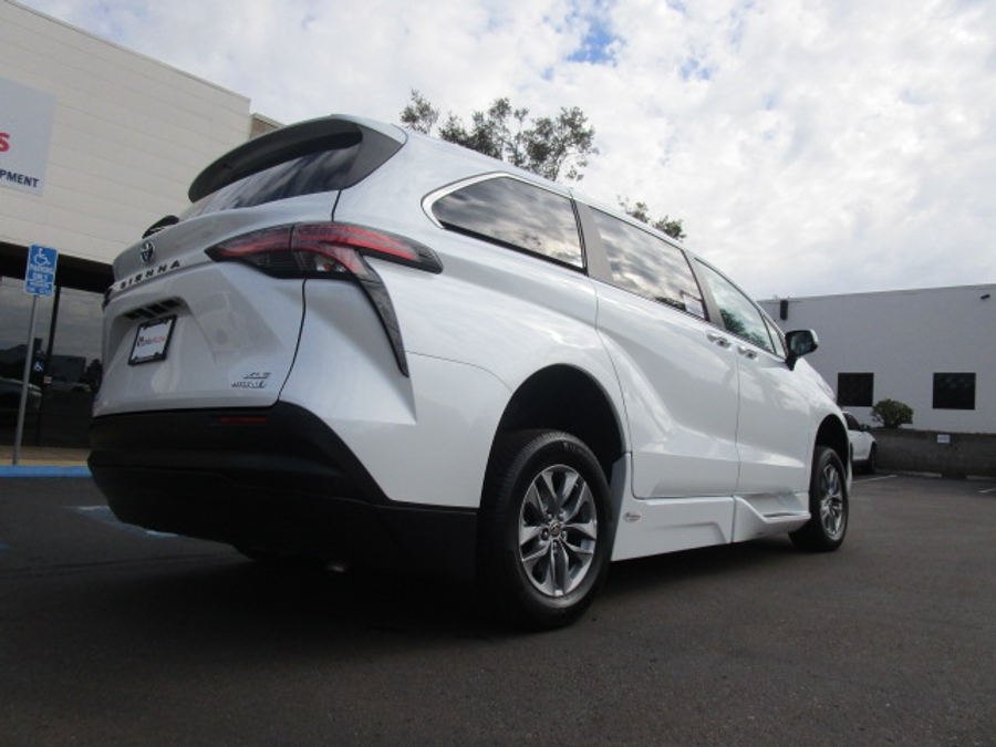 Used 2022 Toyota Sienna Hybrid XLE - BraunAbility Side Entry Entry Fold Out Automatic Ramp