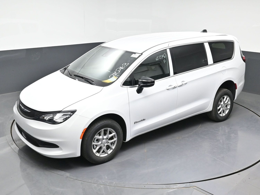 White Chrysler Voyager image number 22