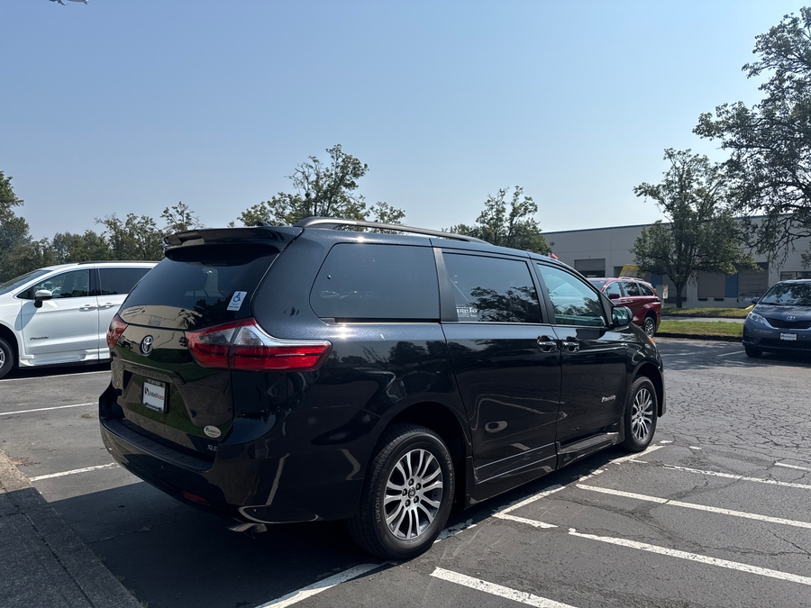 Used 2020 Toyota Sienna XLE Premium - BraunAbility Side Entry In Floor Automatic Ramp