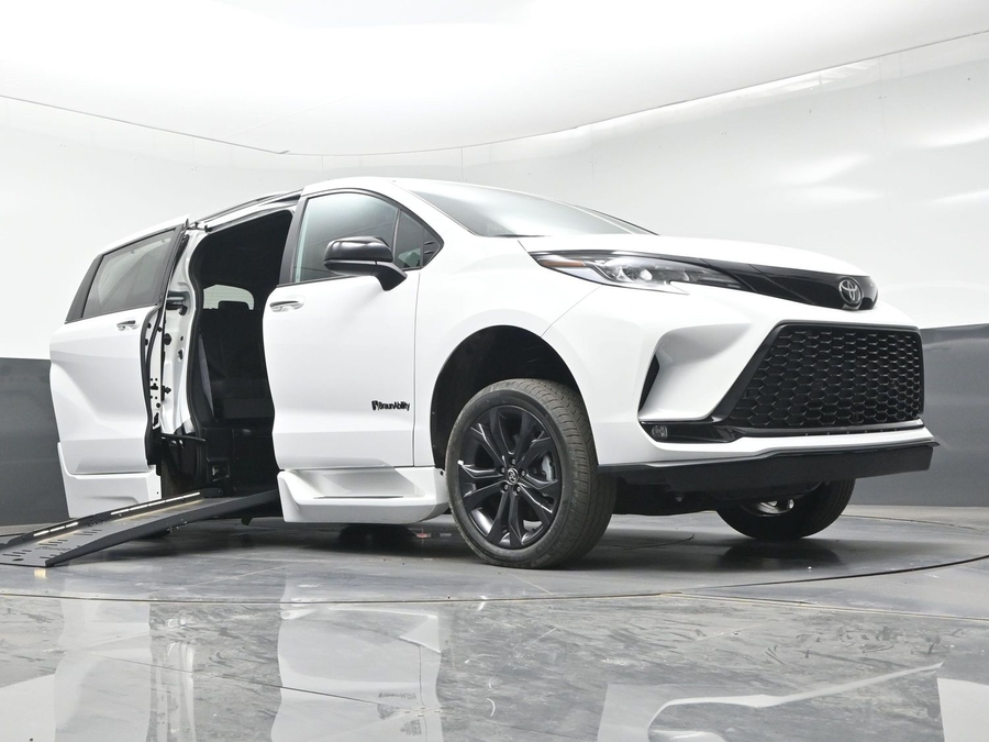 New 2026 Toyota Sienna Hybrid XSE Sport - BraunAbility Side Entry Entry Fold Out Automatic Ramp