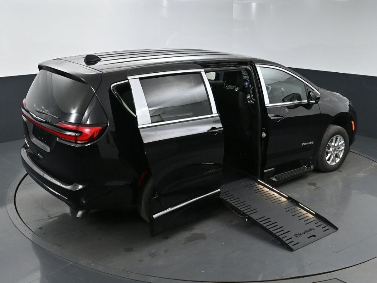 2025 CHRYSLER PACIFICA - Image 25