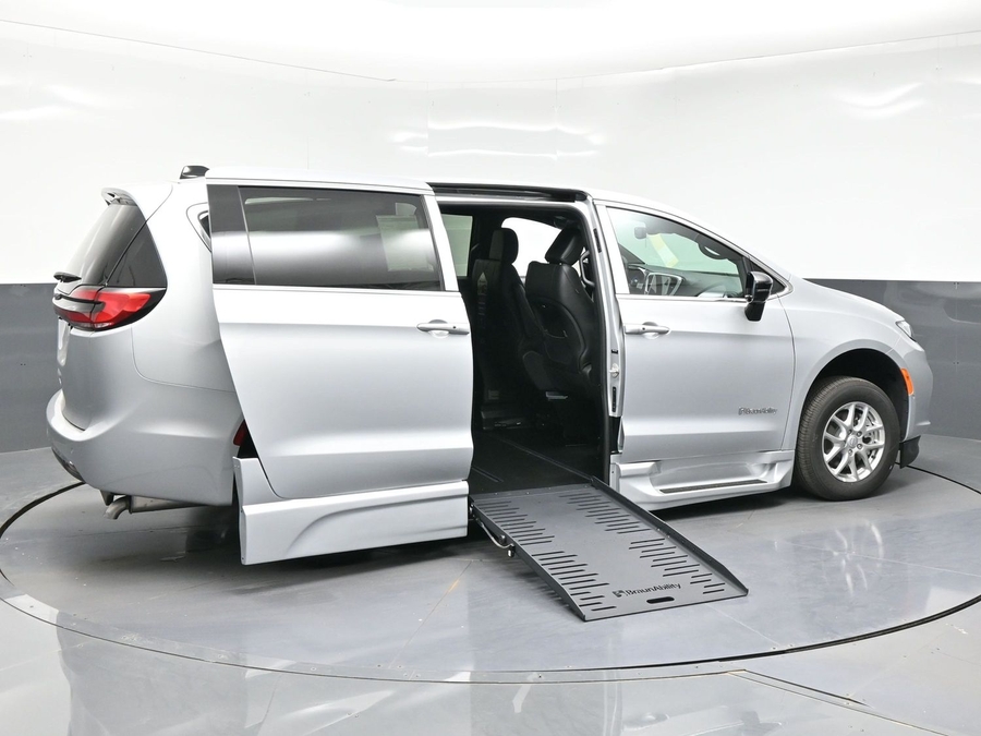Silver Chrysler Pacifica image number 6