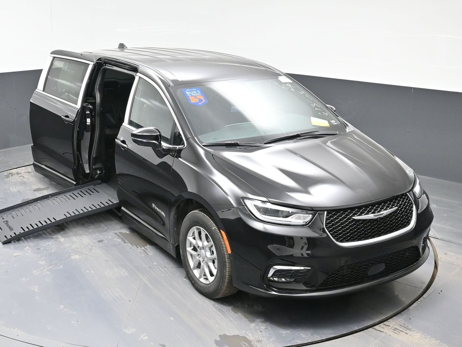 Black Chrysler Pacifica image number 22