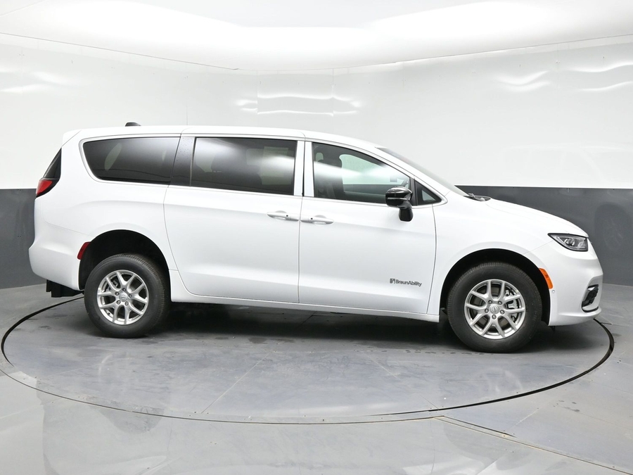 White Chrysler Pacifica image number 7