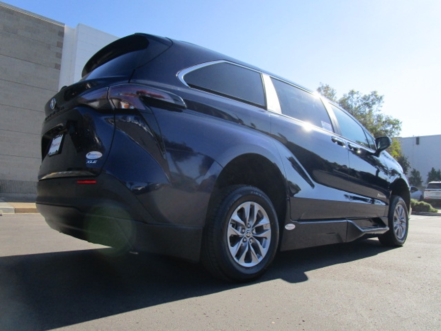 New 2025 Toyota Sienna Hybrid XLE Plus - BraunAbility Side Entry Entry In Floor Automatic Ramp