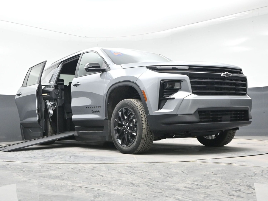 New 2025 Chevrolet Traverse 1LT Midnight - BraunAbility Side Entry Entry In Floor Automatic Ramp