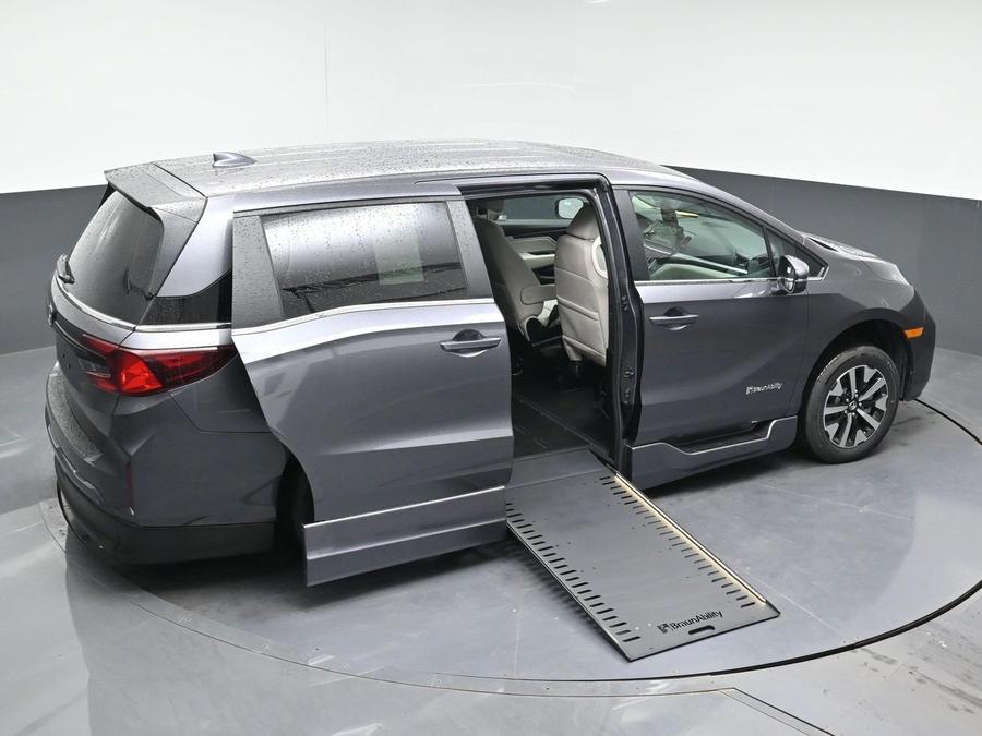 Grey Honda Odyssey image number 15