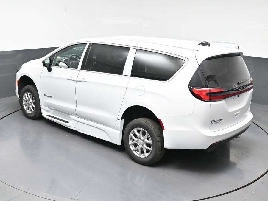 White Chrysler Pacifica image number 22