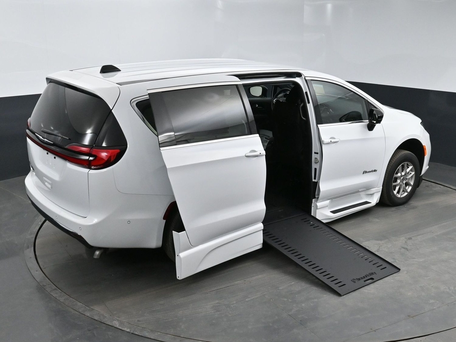 New 2025 Chrysler Pacifica Select Safety - BraunAbility Side Entry Entry In Floor Automatic Ramp