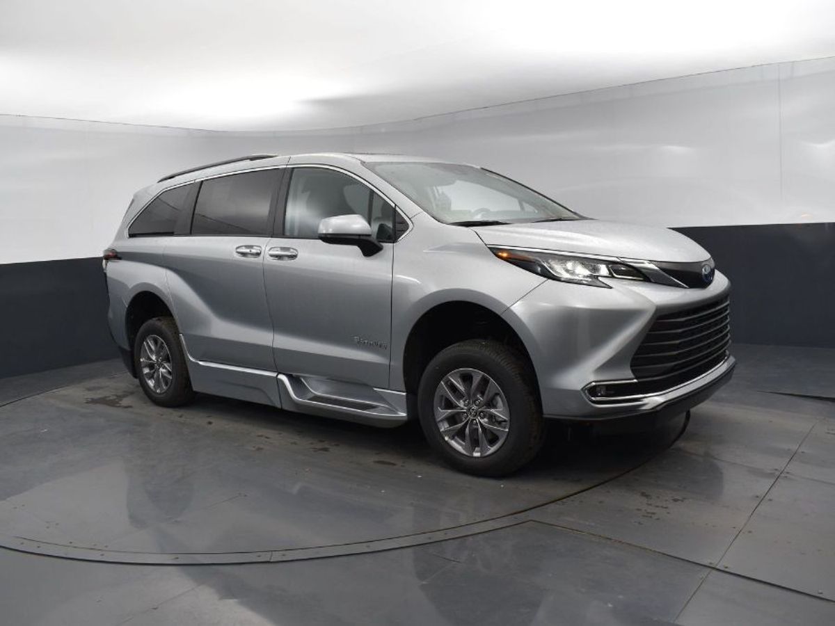 Silver Toyota Sienna image number 8