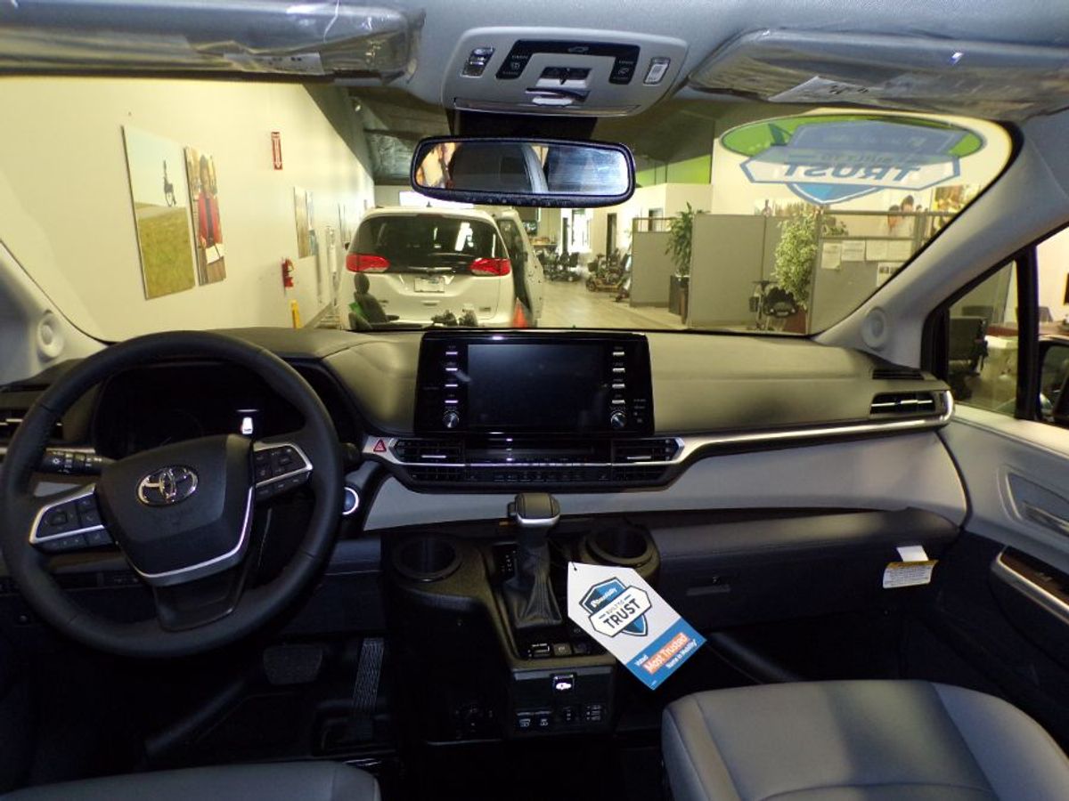 Black Toyota Sienna image number 11
