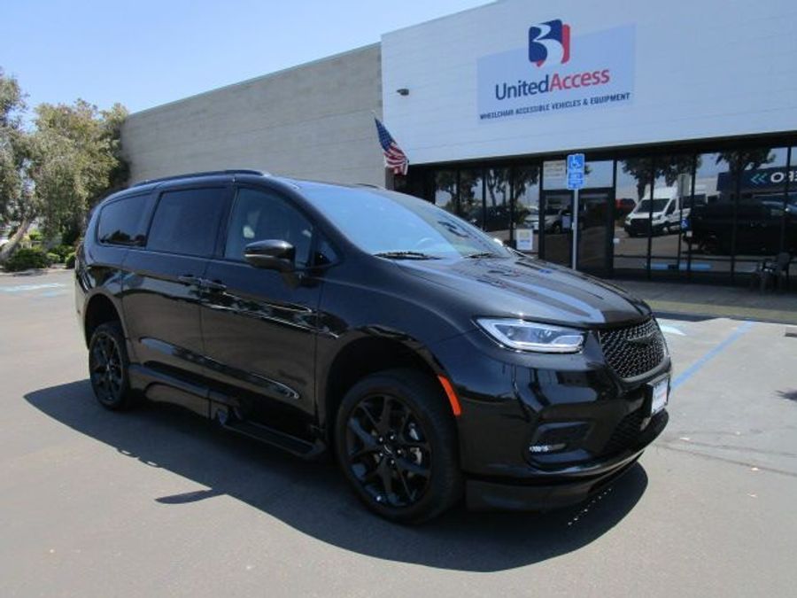 Used 2023 Chrysler Pacifica Touring L - BraunAbility Side Entry Entry Fold Out Automatic Ramp