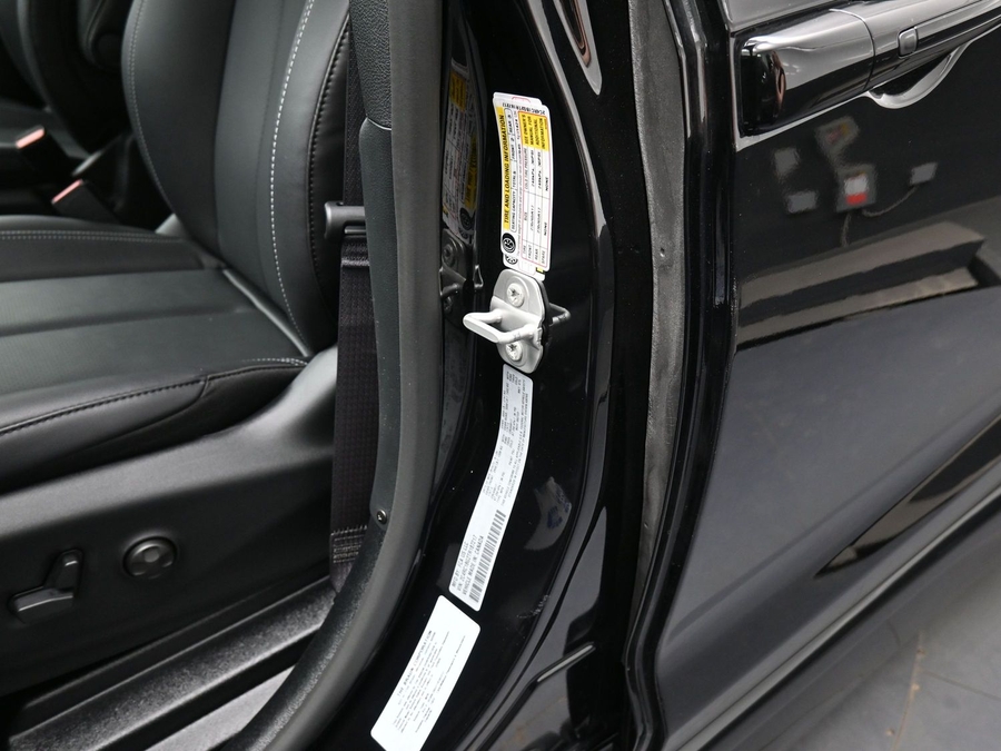 Black Chrysler Pacifica image number 13