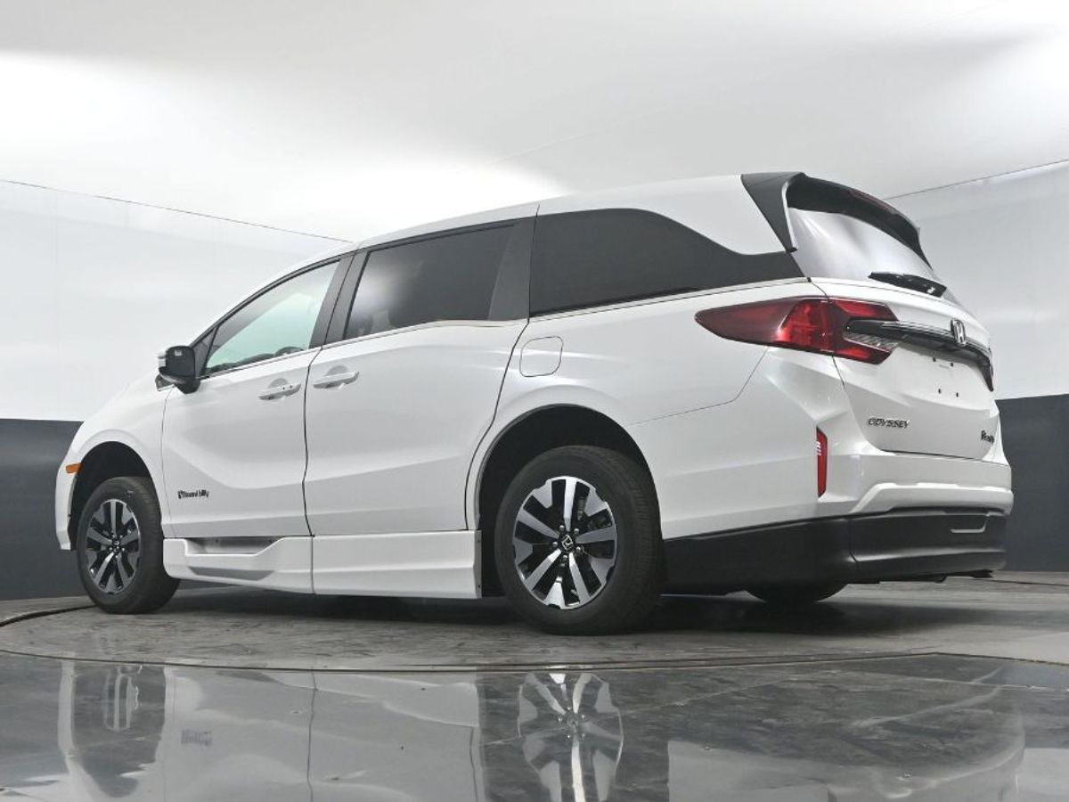 White Honda Odyssey image number 19