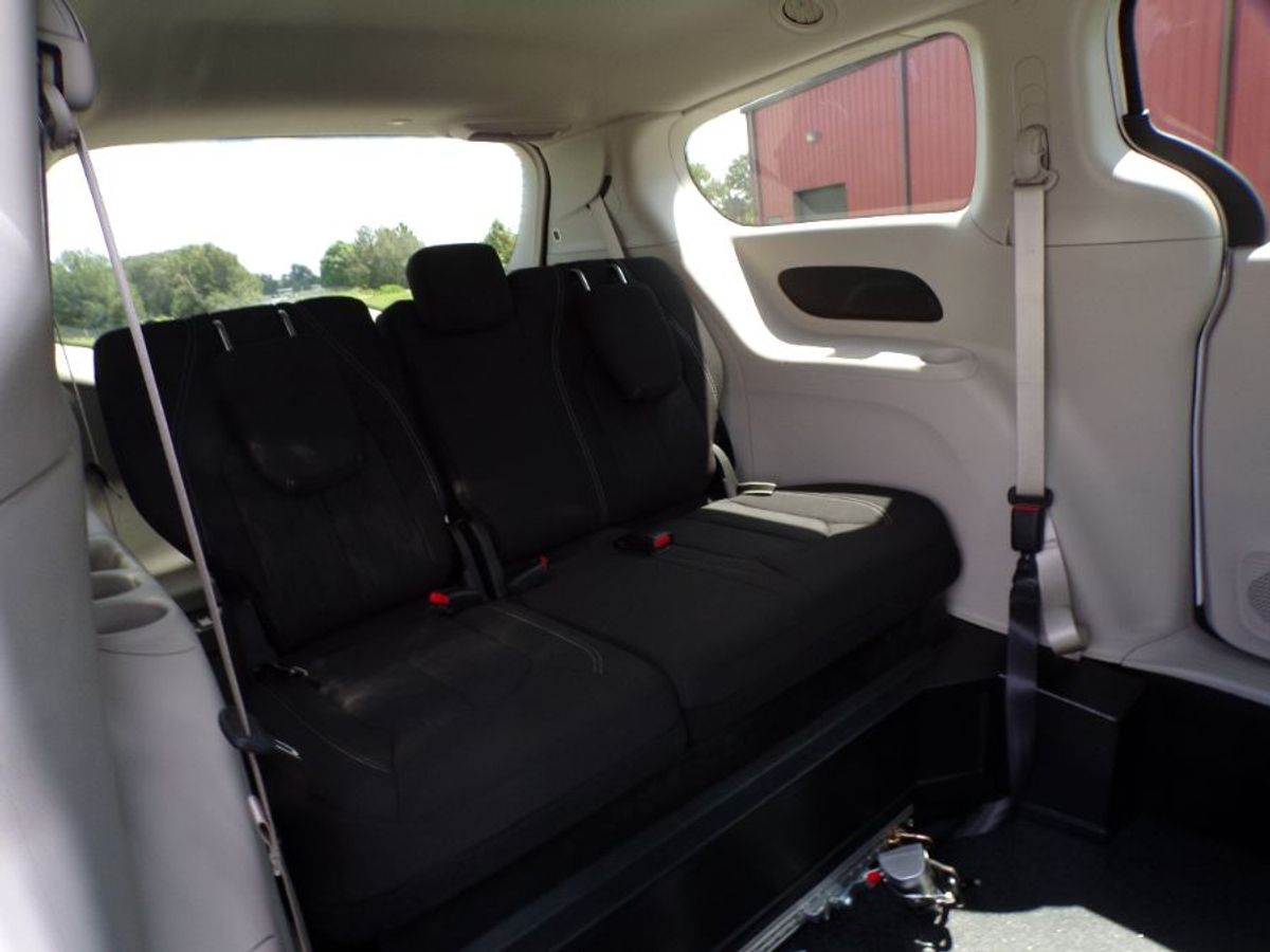 White Chrysler Voyager image number 12