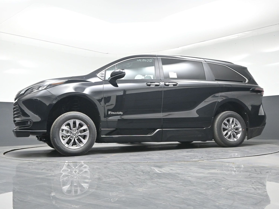 Black Toyota Sienna image number 16